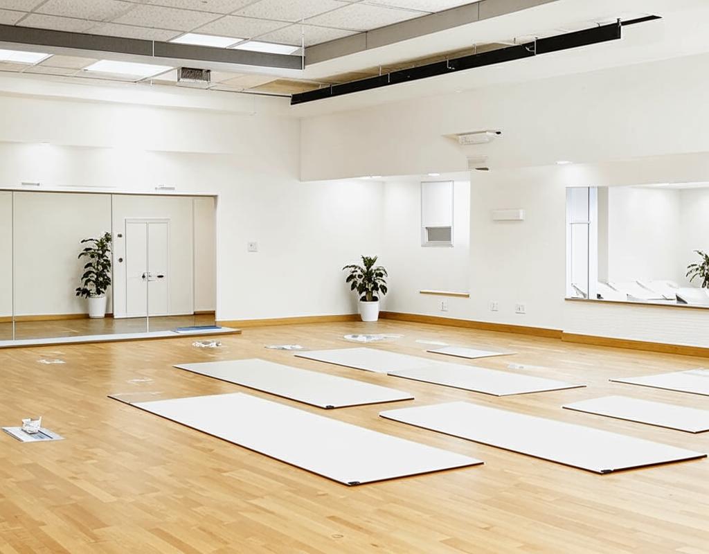 Hovedstudio med yogamåtter